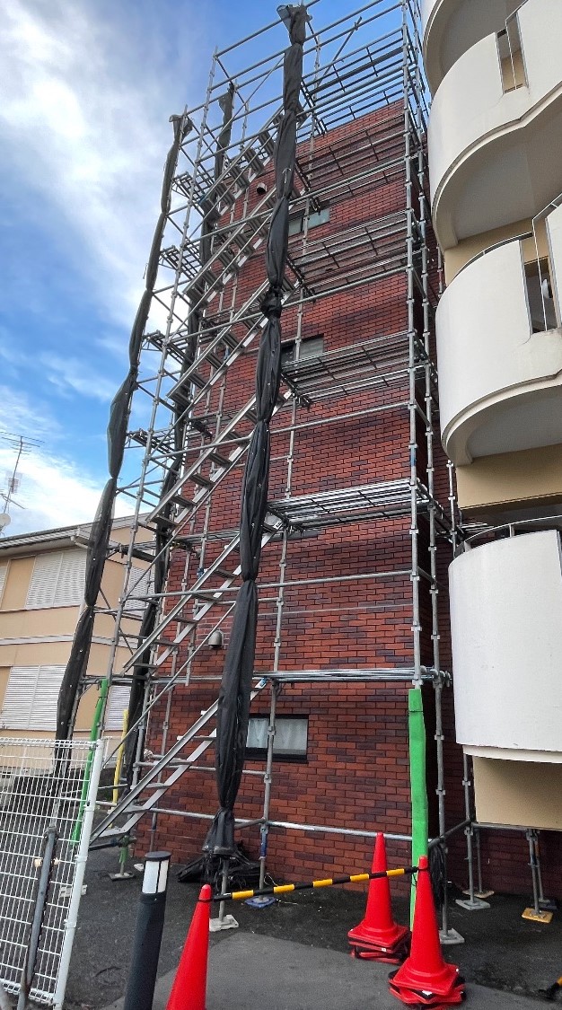 【足場】中央区横山にて仮設工事