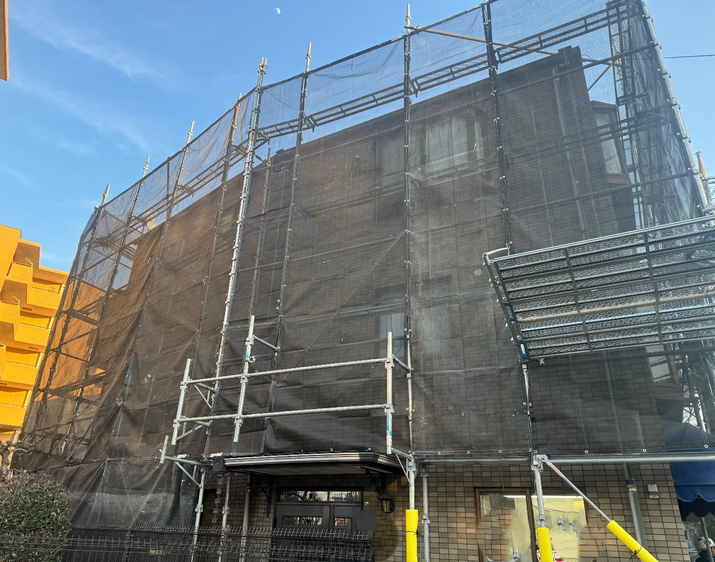 【足場】港北区大豆戸町にて仮設工事