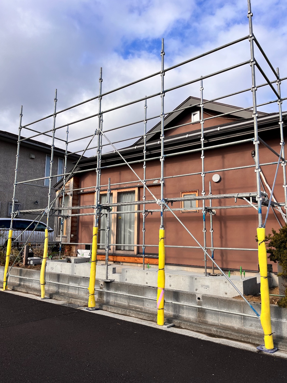 【足場】戸塚区舞岡町にて仮設工事