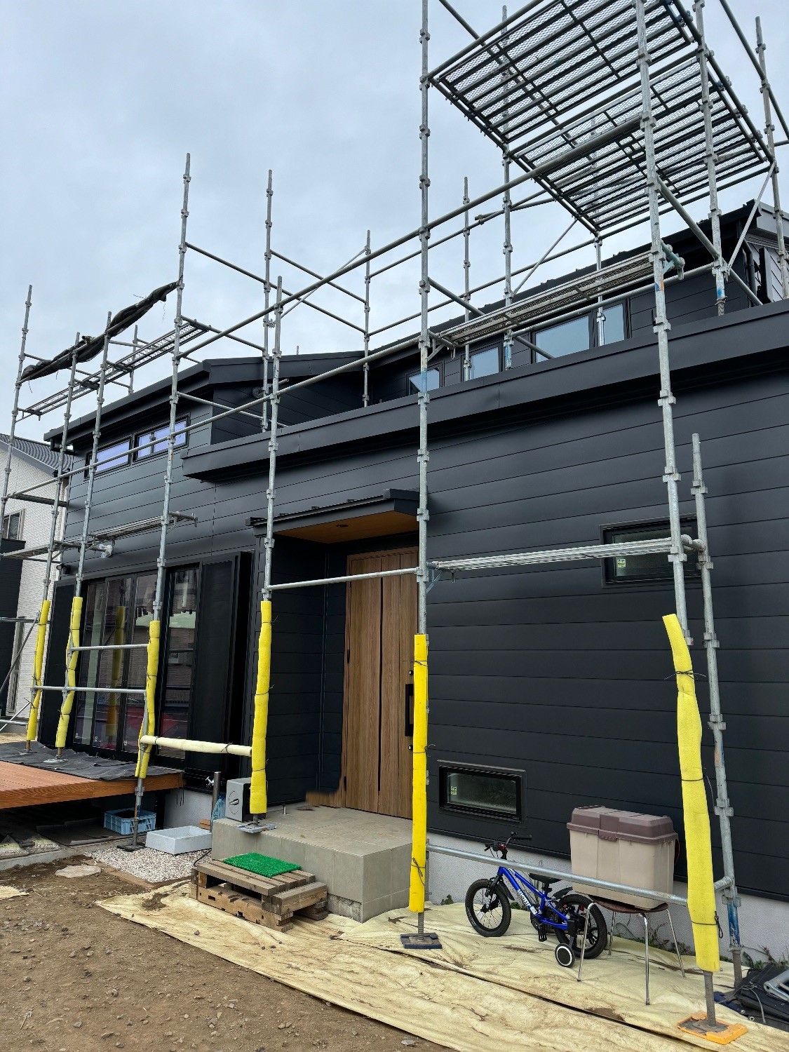 【足場】埼玉県日高市旭ケ丘にて仮設工事