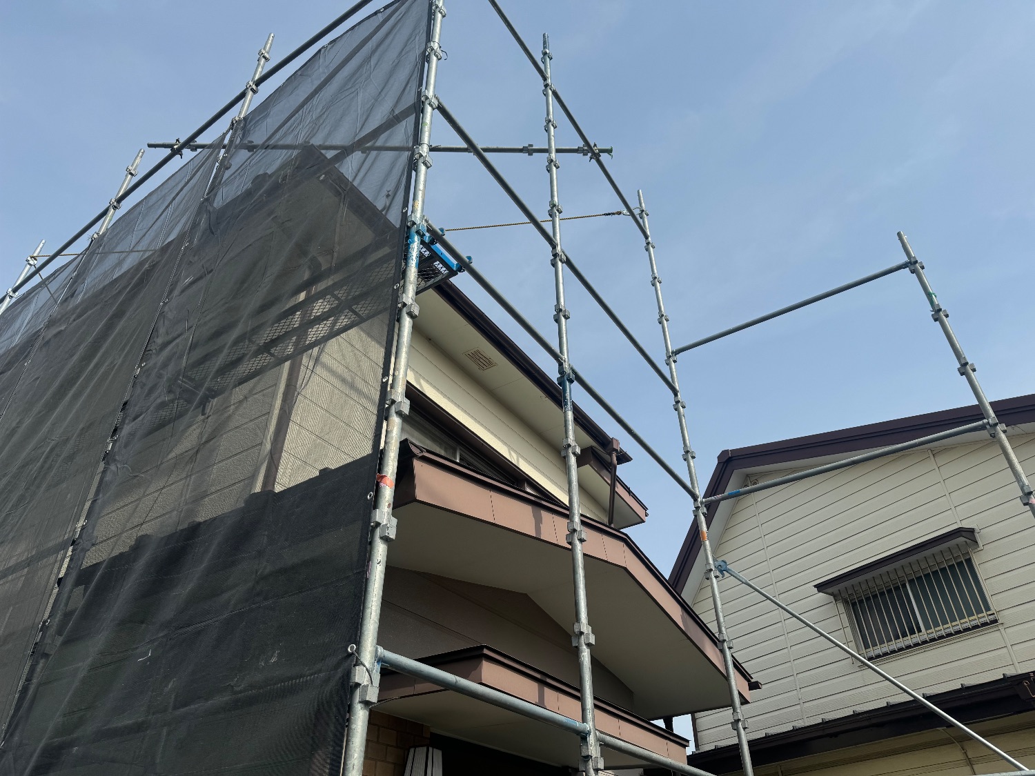 【足場】寒川町大曲にて仮設工事