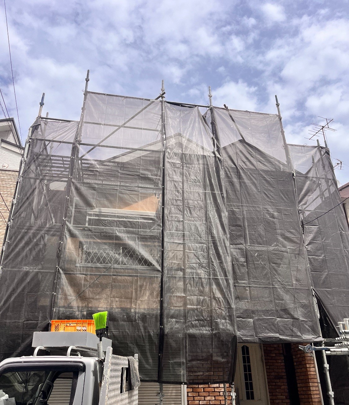 【足場】横浜市中区小港町にて仮設工事