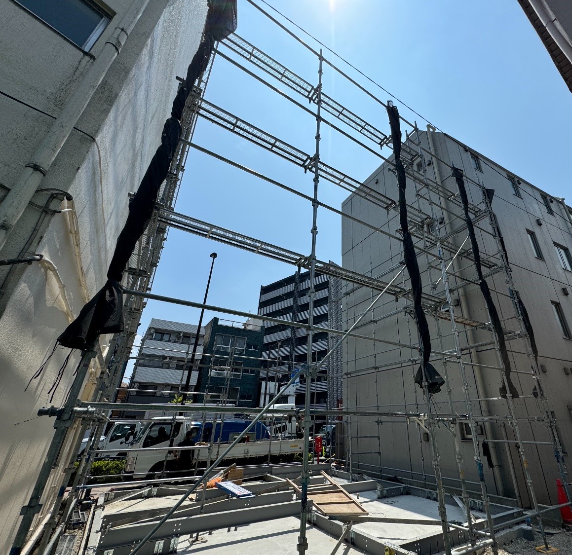 【足場】大田区大森北にて仮設工事