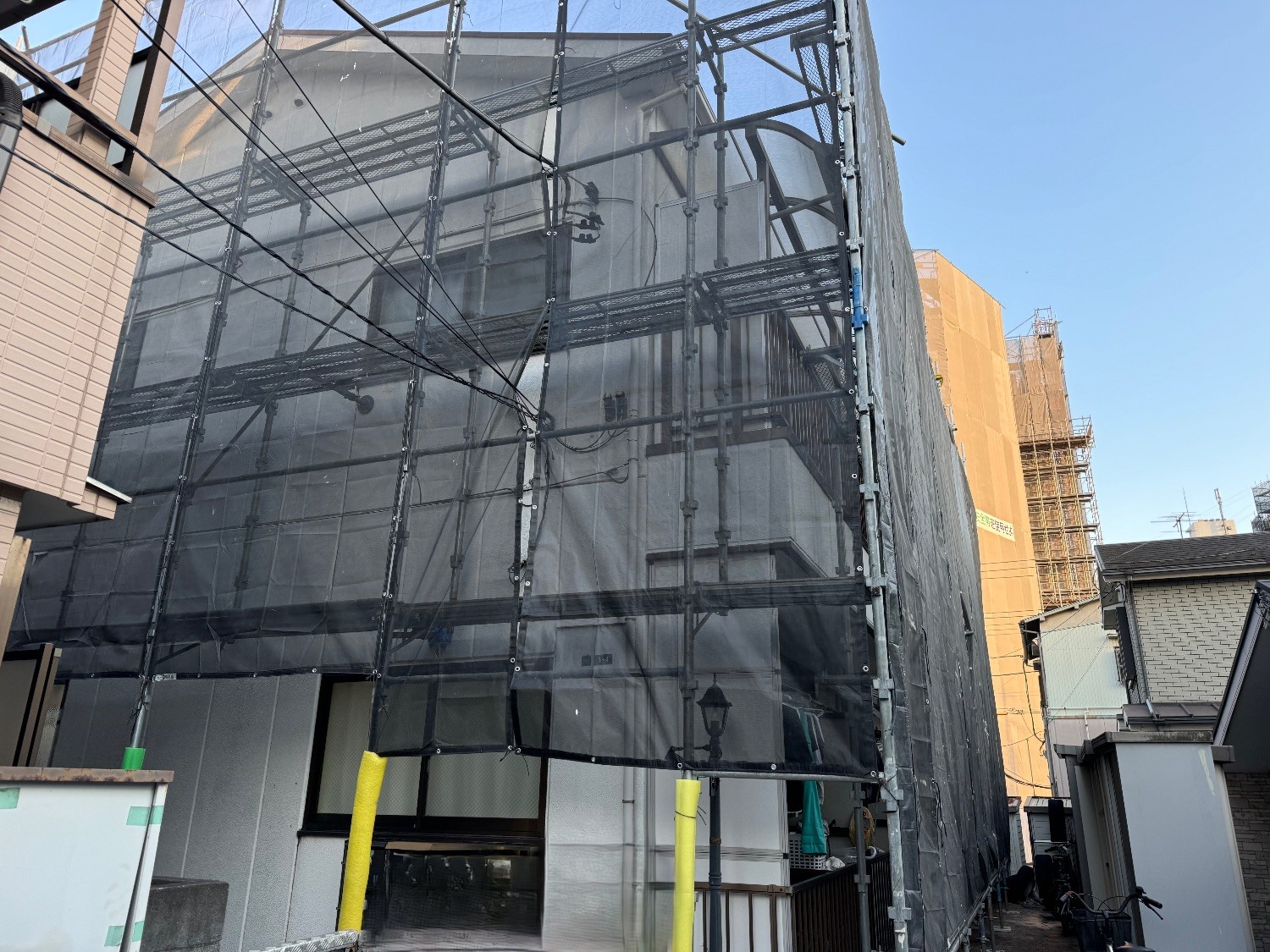 【足場】大田区大森南にて仮設工事