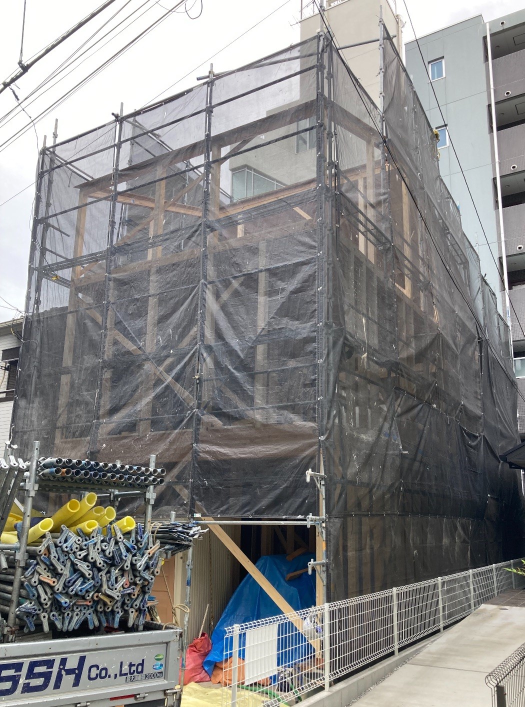 【足場】横浜市西区浅間町にて仮設工事