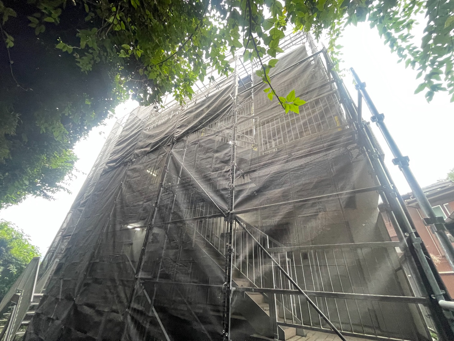 【足場】多摩区枡形にて仮設工事