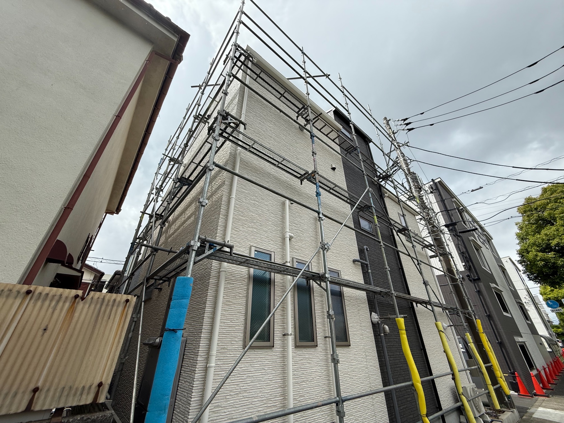 【足場】府中市栄町にて仮設工事