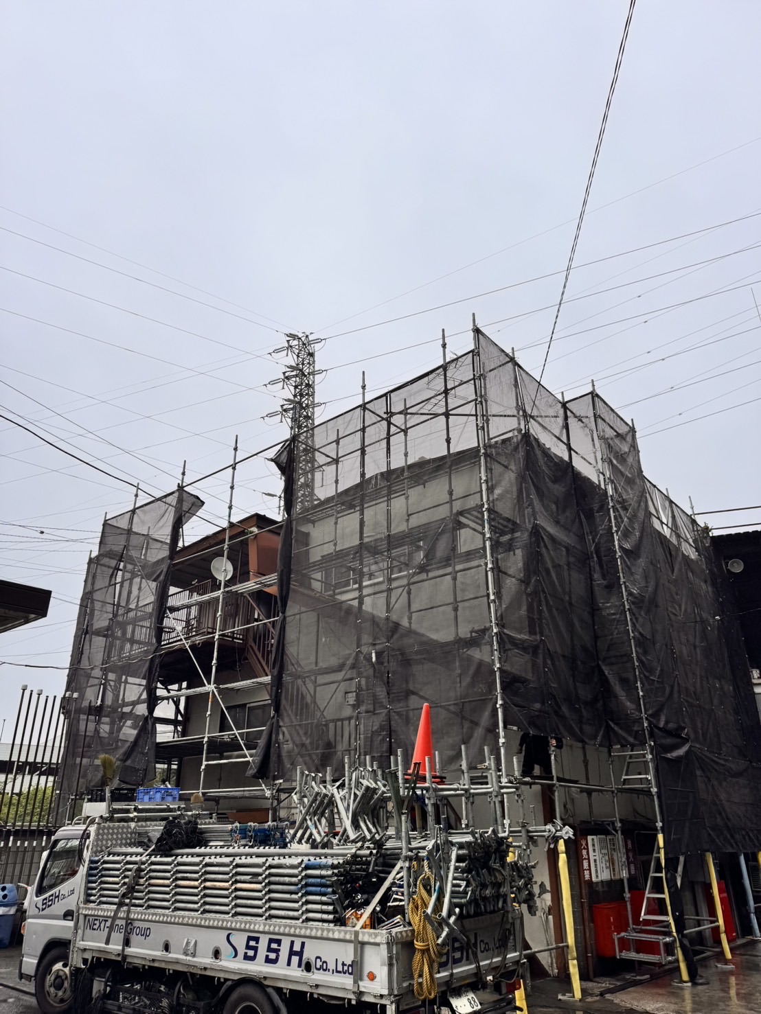 【足場】高津区久地にて仮設工事