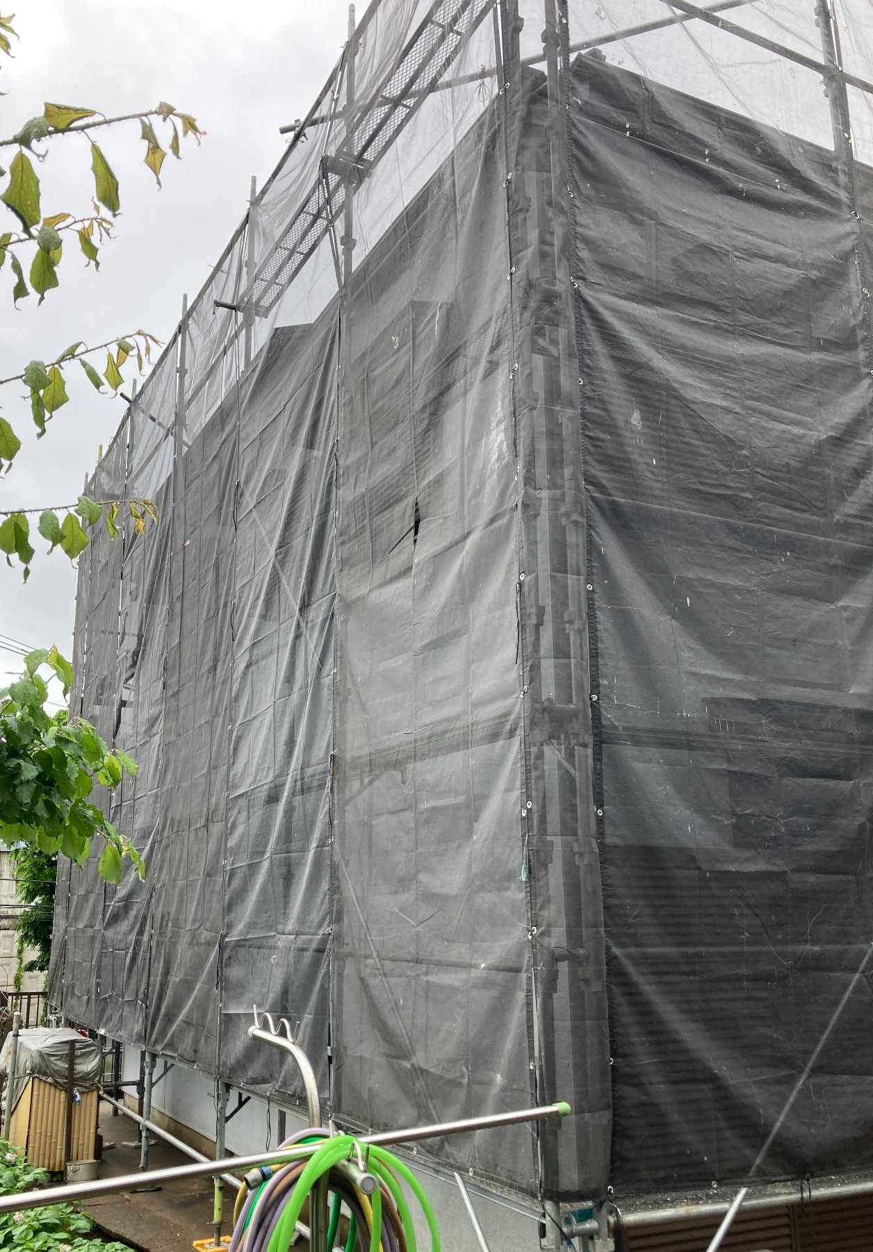 【足場】港南区笹下にて仮設工事