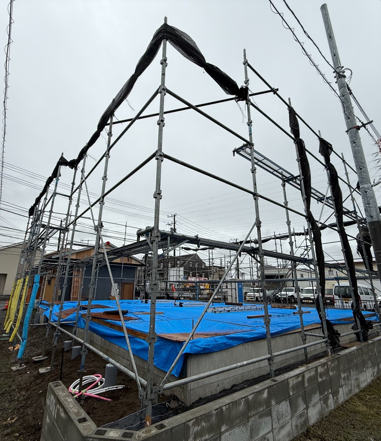 【足場】寒川町大曲にて仮設工事