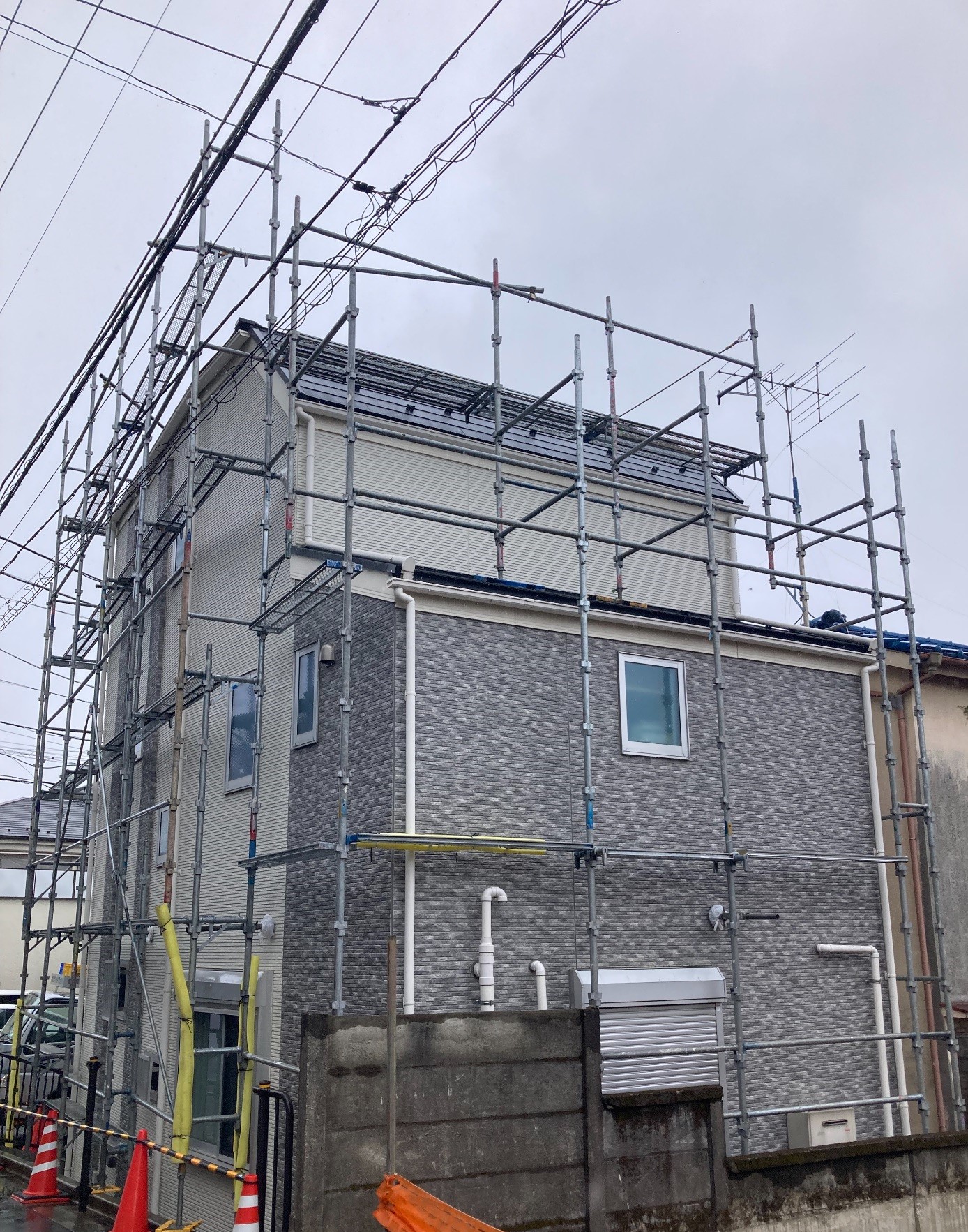 【足場】中野区南台にて仮設工事