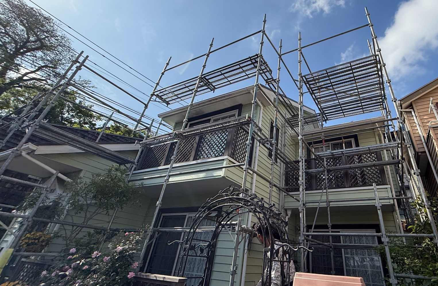 【足場】町田市玉川学園にて仮設工事