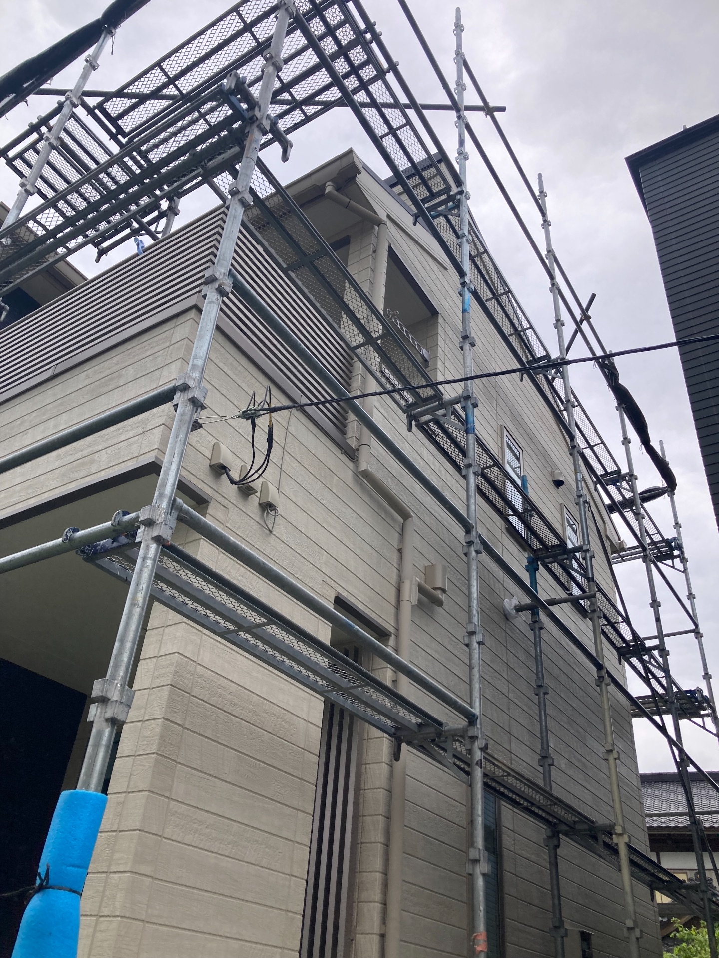 【足場】厚木市上荻野にて仮設工事