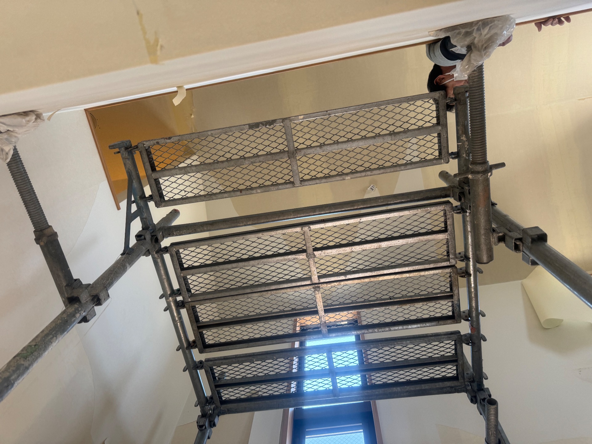 【足場】横浜市神奈川区松ケ丘にて仮設工事