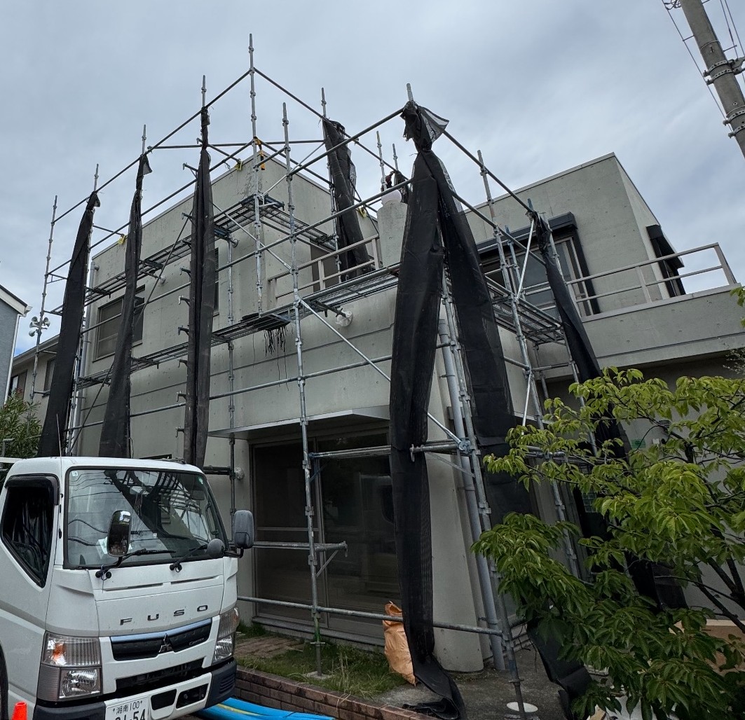 【足場】藤沢市鵠沼松が岡にて仮設工事