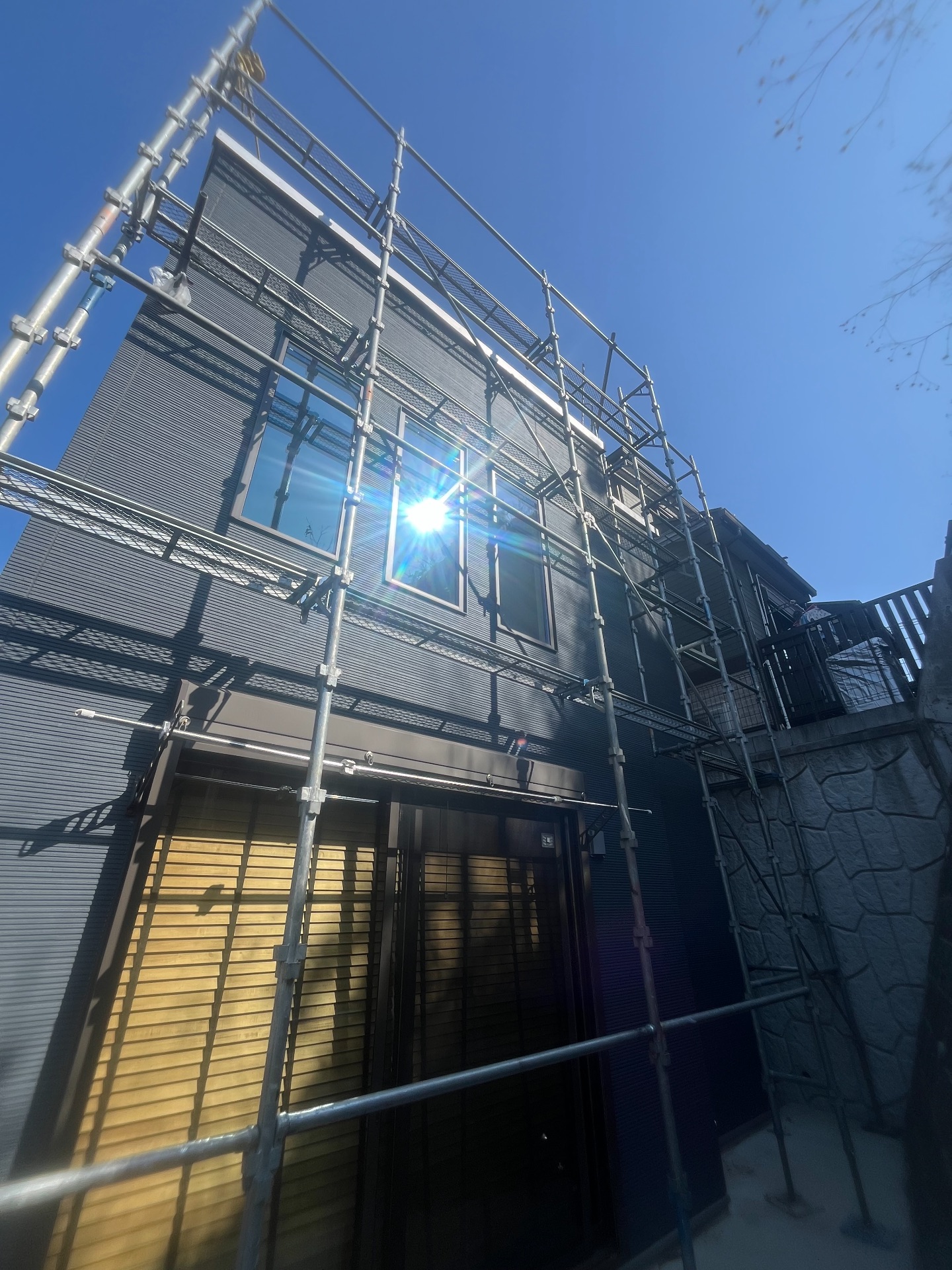 【足場】横浜市栄区小菅ヶ谷にて仮設工事