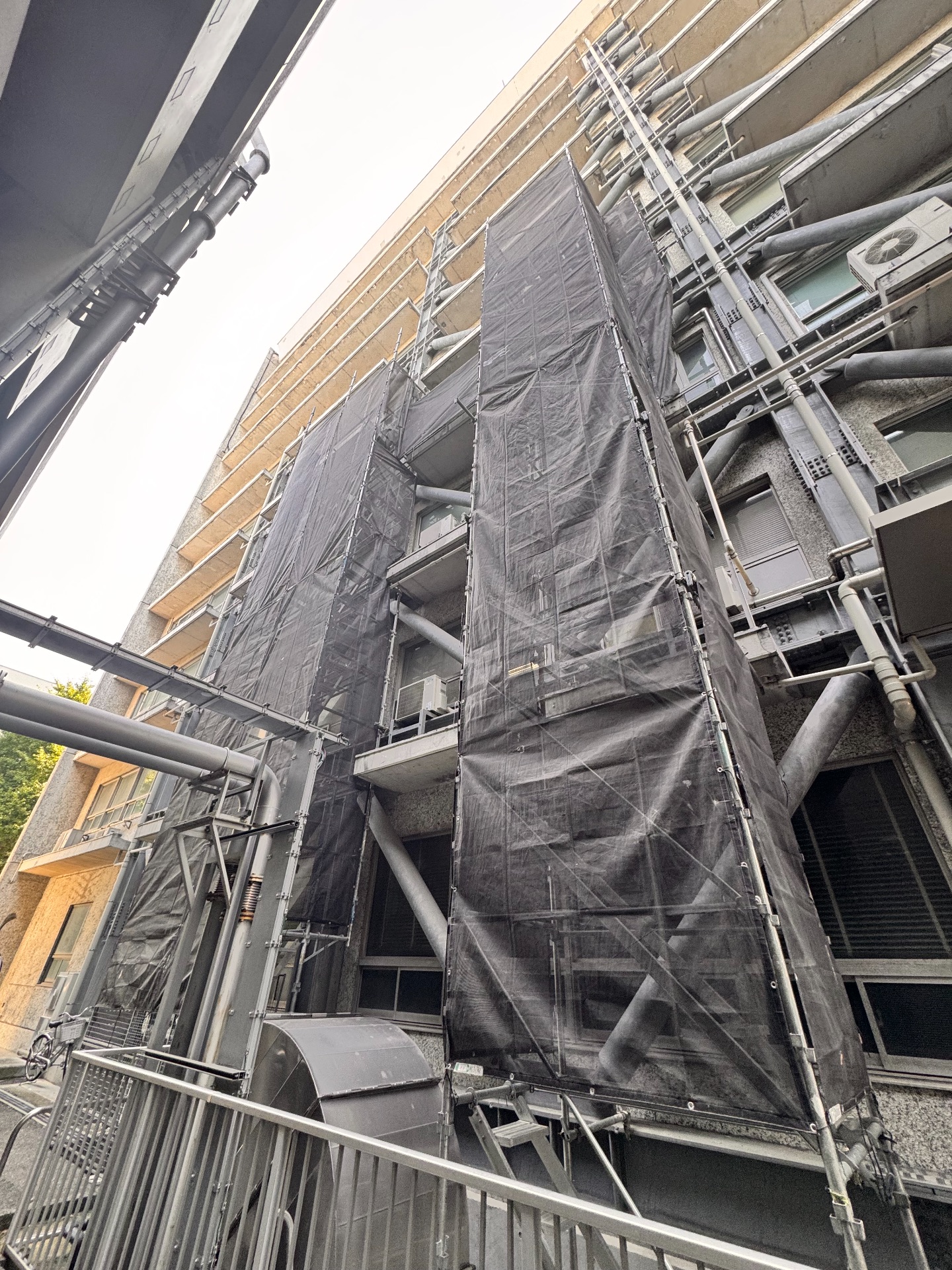 【足場】目黒区大岡山にて仮設工事