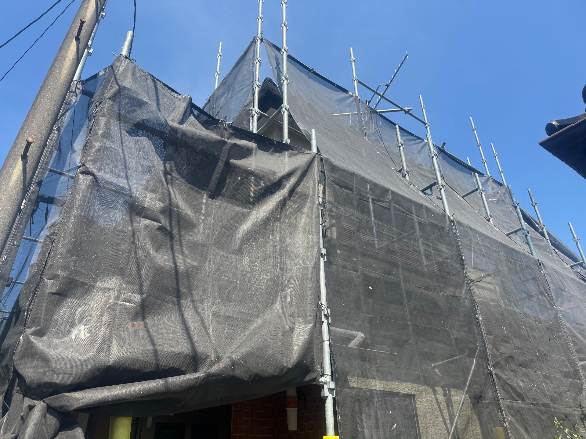 【足場】寒川町大曲にて仮設工事