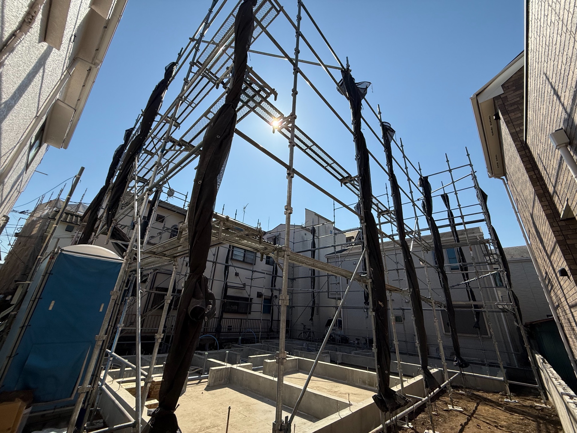 【足場】大田区大森北にて仮設工事