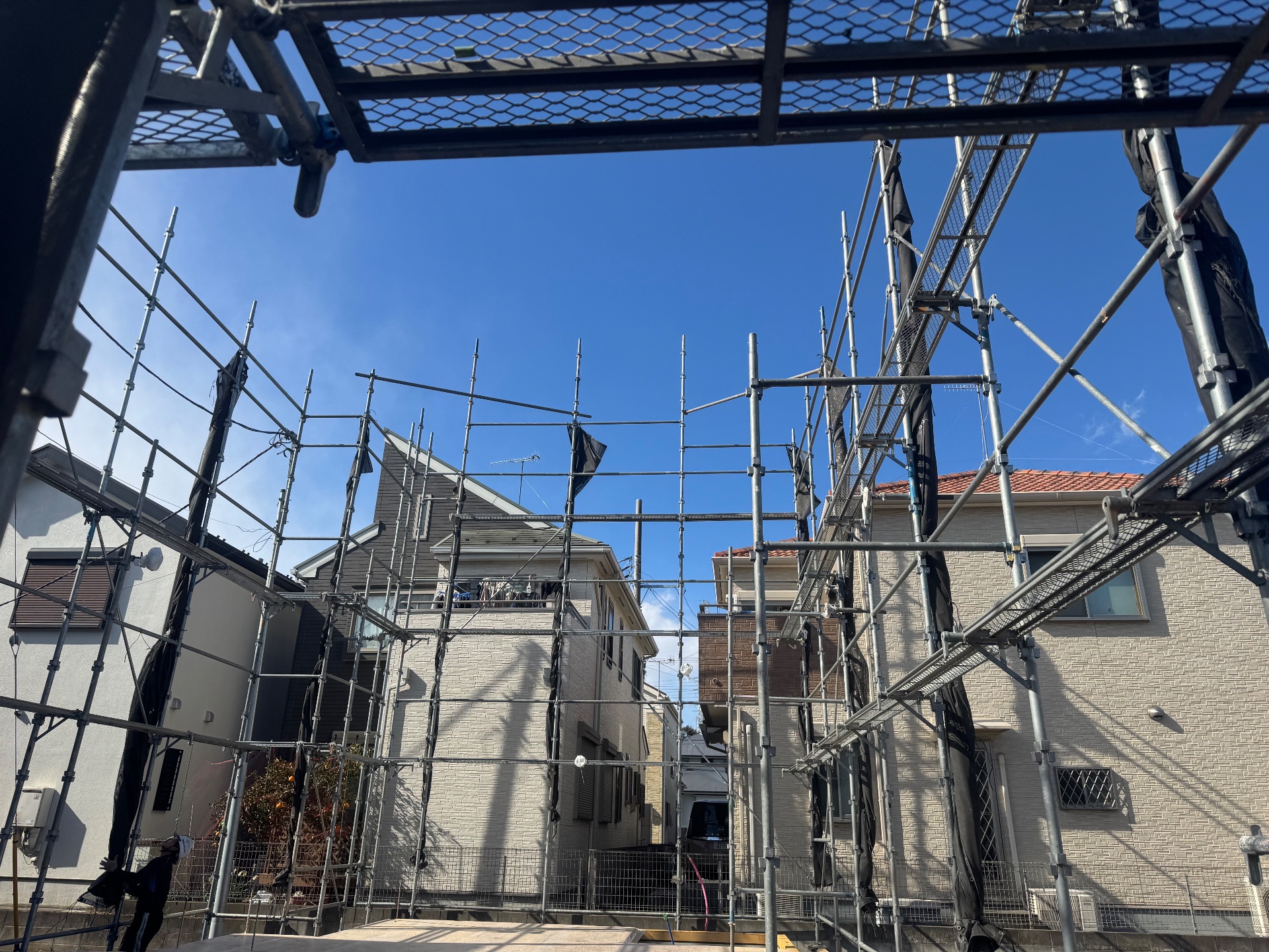 【足場】寒川町岡田にて仮設工事