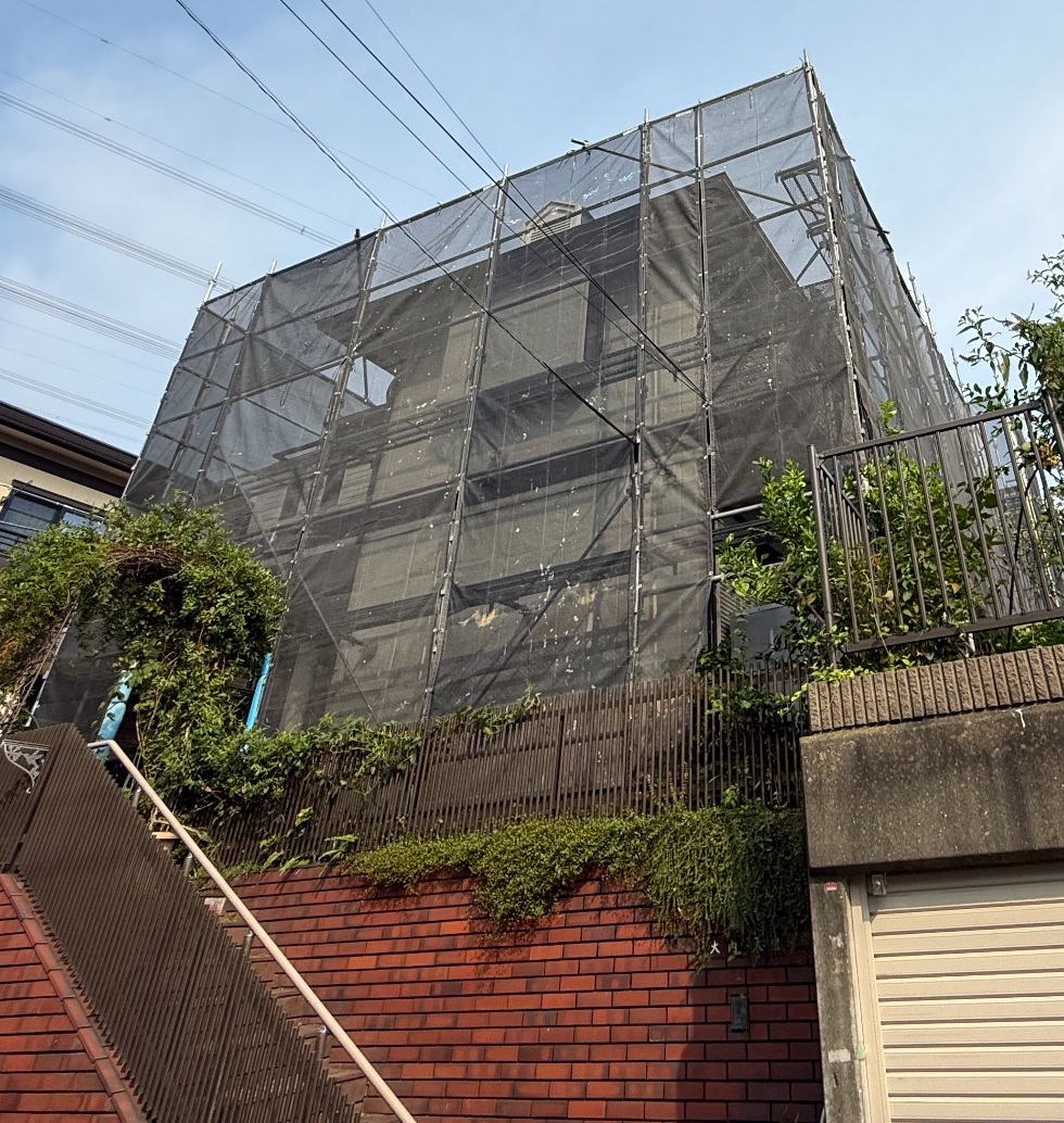 【足場】港南区日限山にて仮設工事